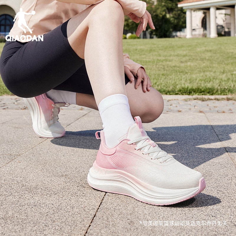 Qiaodan รองเท้าวิ่งผู้หญิงหนา Soled Shock Absorption Rebound ความสูง-Increasing QXB022251211 — รองเท้ากีฬา แบรนด์ Qiaodan ของแท้ 100% เช็คราคาจาก Shopee Lazada thumbnail 5