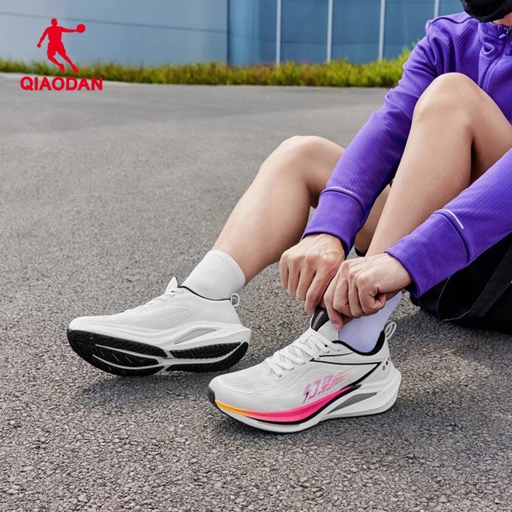 Qiaodan WIDE Lite รองเท้าวิ่งผู้ชาย Stability Breathable Rebound รองเท้าผ้าใบกันลื่น QXB023253201 — รองเท้ากีฬา แบรนด์ Qiaodan ของแท้ 100% เช็คราคาจาก Shopee Lazada thumbnail 5