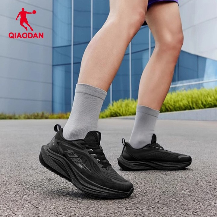 Qiaodan WIDE Lite รองเท้าวิ่งผู้ชาย Stability Breathable Rebound รองเท้าผ้าใบกันลื่น QXB023253201 — รองเท้ากีฬา แบรนด์ Qiaodan ของแท้ 100% เช็คราคาจาก Shopee Lazada thumbnail 7