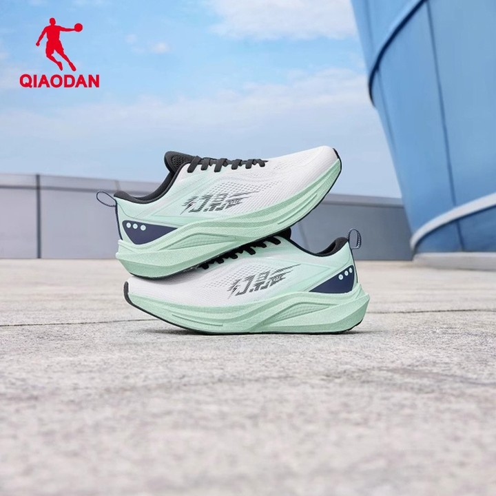Qiaodan WIDE Lite รองเท้าวิ่งผู้ชาย Stability Breathable Rebound รองเท้าผ้าใบกันลื่น QXB023253201 — รองเท้ากีฬา แบรนด์ Qiaodan ของแท้ 100% เช็คราคาจาก Shopee Lazada thumbnail 9