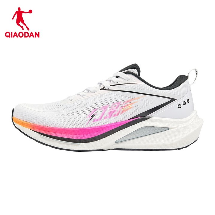 Qiaodan WIDE Lite รองเท้าวิ่งผู้ชาย Stability Breathable Rebound รองเท้าผ้าใบกันลื่น QXB023253201 — รองเท้ากีฬา แบรนด์ Qiaodan ของแท้ 100% เช็คราคาจาก Shopee Lazada thumbnail 4