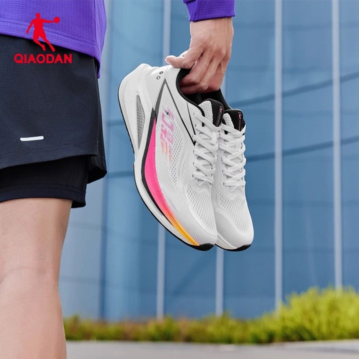 Qiaodan WIDE Lite รองเท้าวิ่งผู้ชาย Stability Breathable Rebound รองเท้าผ้าใบกันลื่น QXB023253201 — รองเท้ากีฬา แบรนด์ Qiaodan ของแท้ 100% เช็คราคาจาก Shopee Lazada thumbnail 6
