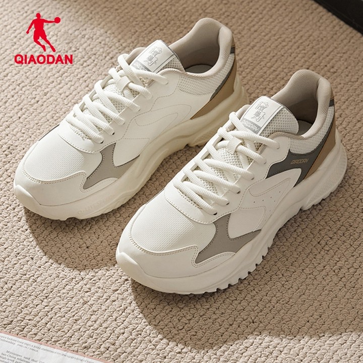 Qiaodan Mens รองเท้าวิ่งหนังสังเคราะห์รองเท้าผ้าใบลําลอง Chunky Vintage QXL043253430จีจี — รองเท้ากีฬา แบรนด์ Qiaodan ของแท้ 100% เช็คราคาจาก Shopee Lazada - รูปที่ 1
