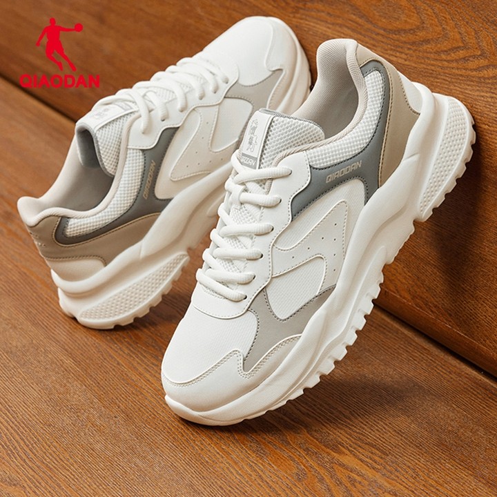 Qiaodan Mens รองเท้าวิ่งหนังสังเคราะห์รองเท้าผ้าใบลําลอง Chunky Vintage QXL043253430จีจี — รองเท้ากีฬา แบรนด์ Qiaodan ของแท้ 100% เช็คราคาจาก Shopee Lazada thumbnail 2
