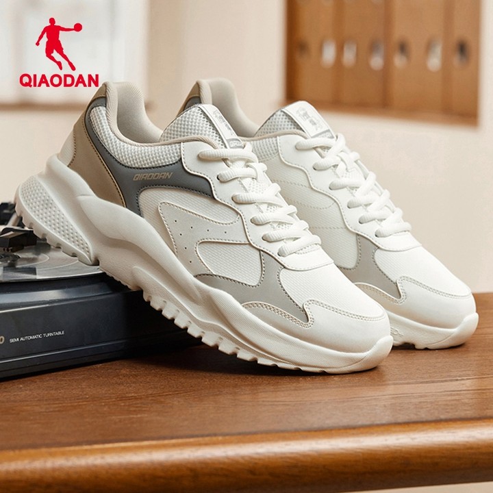 Qiaodan Mens รองเท้าวิ่งหนังสังเคราะห์รองเท้าผ้าใบลําลอง Chunky Vintage QXL043253430จีจี — รองเท้ากีฬา แบรนด์ Qiaodan ของแท้ 100% เช็คราคาจาก Shopee Lazada thumbnail 4