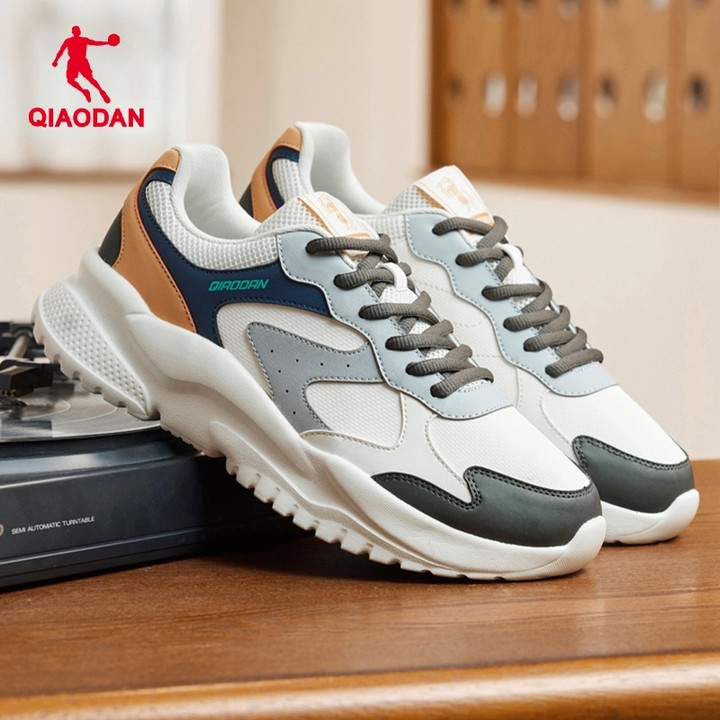 Qiaodan Mens รองเท้าวิ่งหนังสังเคราะห์รองเท้าผ้าใบลําลอง Chunky Vintage QXL043253430จีจี — รองเท้ากีฬา แบรนด์ Qiaodan ของแท้ 100% เช็คราคาจาก Shopee Lazada thumbnail 6