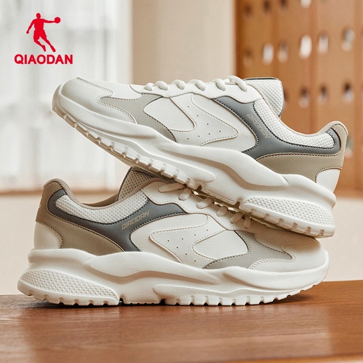 Qiaodan Mens รองเท้าวิ่งหนังสังเคราะห์รองเท้าผ้าใบลําลอง Chunky Vintage QXL043253430จีจี — รองเท้ากีฬา แบรนด์ Qiaodan ของแท้ 100% เช็คราคาจาก Shopee Lazada thumbnail 7