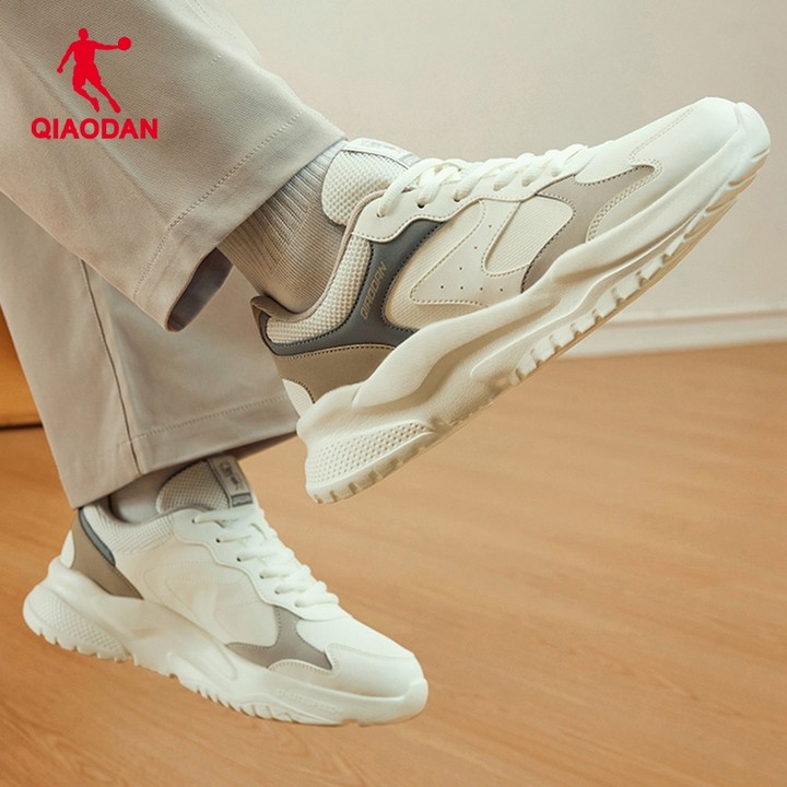 Qiaodan Mens รองเท้าวิ่งหนังสังเคราะห์รองเท้าผ้าใบลําลอง Chunky Vintage QXL043253430จีจี — รองเท้ากีฬา แบรนด์ Qiaodan ของแท้ 100% เช็คราคาจาก Shopee Lazada thumbnail 8