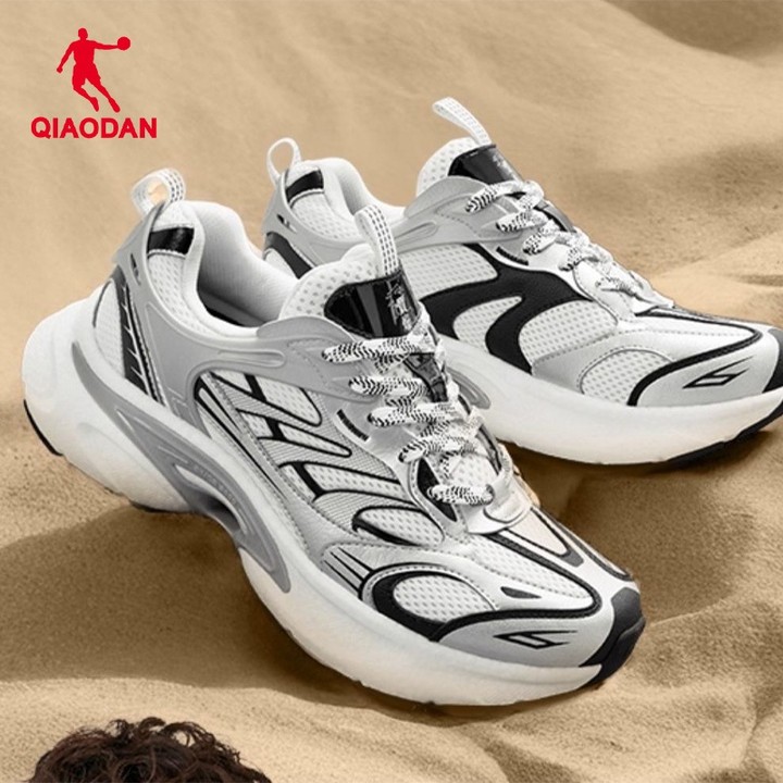 Qiaodan Men's รองเท้าวิ่ง QXL043254403 สไตล์เรโทร ฝ่าพื้นนุ่ม น้ำหนักเบา สวมใส่ง่าย — รองเท้ากีฬา แบรนด์ Qiaodan ของแท้ 100% เช็คราคาจาก Shopee Lazada thumbnail 4
