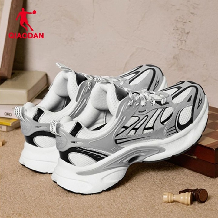 Qiaodan Men's รองเท้าวิ่ง QXL043254403 สไตล์เรโทร ฝ่าพื้นนุ่ม น้ำหนักเบา สวมใส่ง่าย — รองเท้ากีฬา แบรนด์ Qiaodan ของแท้ 100% เช็คราคาจาก Shopee Lazada - รูปที่ 1