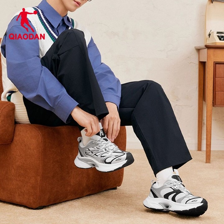 Qiaodan Men's รองเท้าวิ่ง QXL043254403 สไตล์เรโทร ฝ่าพื้นนุ่ม น้ำหนักเบา สวมใส่ง่าย — รองเท้ากีฬา แบรนด์ Qiaodan ของแท้ 100% เช็คราคาจาก Shopee Lazada thumbnail 2