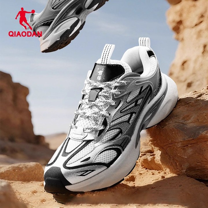 Qiaodan Men's รองเท้าวิ่ง QXL043254403 สไตล์เรโทร ฝ่าพื้นนุ่ม น้ำหนักเบา สวมใส่ง่าย — รองเท้ากีฬา แบรนด์ Qiaodan ของแท้ 100% เช็คราคาจาก Shopee Lazada thumbnail 6