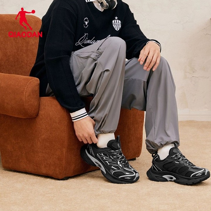 Qiaodan Men's รองเท้าวิ่ง QXL043254403 สไตล์เรโทร ฝ่าพื้นนุ่ม น้ำหนักเบา สวมใส่ง่าย — รองเท้ากีฬา แบรนด์ Qiaodan ของแท้ 100% เช็คราคาจาก Shopee Lazada thumbnail 3