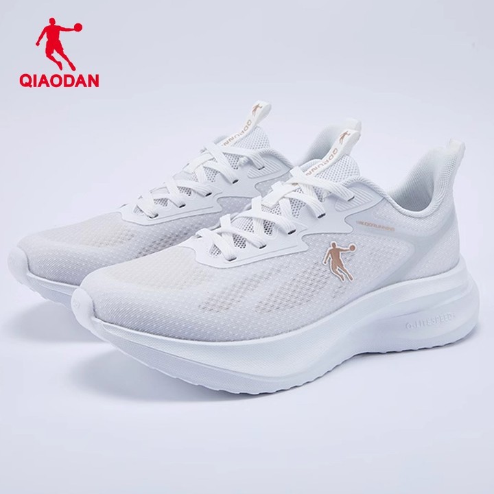 Qiaodan รองเท้าวิ่งผู้หญิง แบบสวมสบาย มีพื้นมя่นอนและระบายอากาศได้ดี เหมาะสำหรับใส่ทั้งออกกำลังกายและใช้งานประจำวัน — รองเท้ากีฬา แบรนด์ Qiaodan ของแท้ 100% เช็คราคาจาก Shopee Lazada - รูปที่ 1