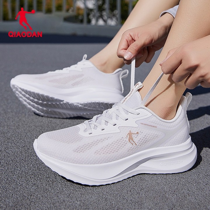 Qiaodan รองเท้าวิ่งผู้หญิง แบบสวมสบาย มีพื้นมя่นอนและระบายอากาศได้ดี เหมาะสำหรับใส่ทั้งออกกำลังกายและใช้งานประจำวัน — รองเท้ากีฬา แบรนด์ Qiaodan ของแท้ 100% เช็คราคาจาก Shopee Lazada thumbnail 3