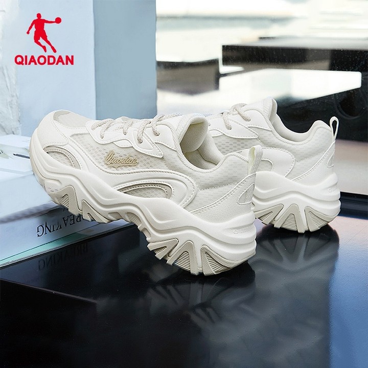 รองเท้าวิ่ง Qiaodan สำหรับผู้หญิง แบบ chunky หนา-soled เพิ่มความสูง ดีไซน์ใส่ลำลอง QXL042252423 — รองเท้ากีฬา แบรนด์ Qiaodan ของแท้ 100% เช็คราคาจาก Shopee Lazada - รูปที่ 1