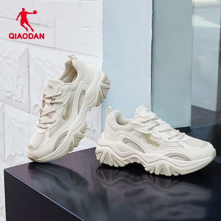 รองเท้าวิ่ง Qiaodan สำหรับผู้หญิง แบบ chunky หนา-soled เพิ่มความสูง ดีไซน์ใส่ลำลอง QXL042252423 — รองเท้ากีฬา แบรนด์ Qiaodan ของแท้ 100% เช็คราคาจาก Shopee Lazada thumbnail 2