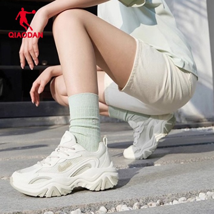 รองเท้าวิ่ง Qiaodan สำหรับผู้หญิง แบบ chunky หนา-soled เพิ่มความสูง ดีไซน์ใส่ลำลอง QXL042252423 — รองเท้ากีฬา แบรนด์ Qiaodan ของแท้ 100% เช็คราคาจาก Shopee Lazada thumbnail 3