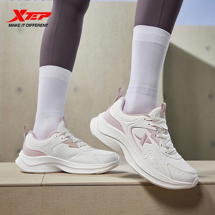 XTEP รองเท้าวิ่งสำหรับผู้หญิง สวมใส่ง่าย น้ำหนักเบาทรงตัวด้วยหนังและผ้า กันน้ำได้ — รองเท้ากีฬา แบรนด์ Xtep ของแท้ 100% เช็คราคาจาก Shopee Lazada thumbnail 3