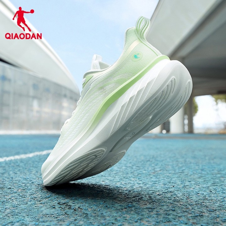Qiaodan FLY Lite รองเท้าวิ่งผู้ชาย ตาข่ายระบายอากาศ Cushioned Comfort สำหรับใช้อเนกประสงค์ QXB023252288 — รองเท้ากีฬา แบรนด์ Qiaodan ของแท้ 100% เช็คราคาจาก Shopee Lazada thumbnail 6