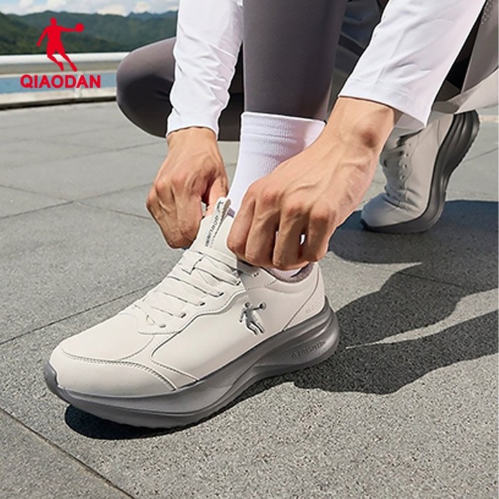 Qiaodan รองเท้าวิ่งผู้ชายฤดูหนาวหนังกันน้ํา Warm Cushioned น้ําหนักเบา QXG023254224บี — รองเท้ากีฬา แบรนด์ Qiaodan ของแท้ 100% เช็คราคาจาก Shopee Lazada thumbnail 8