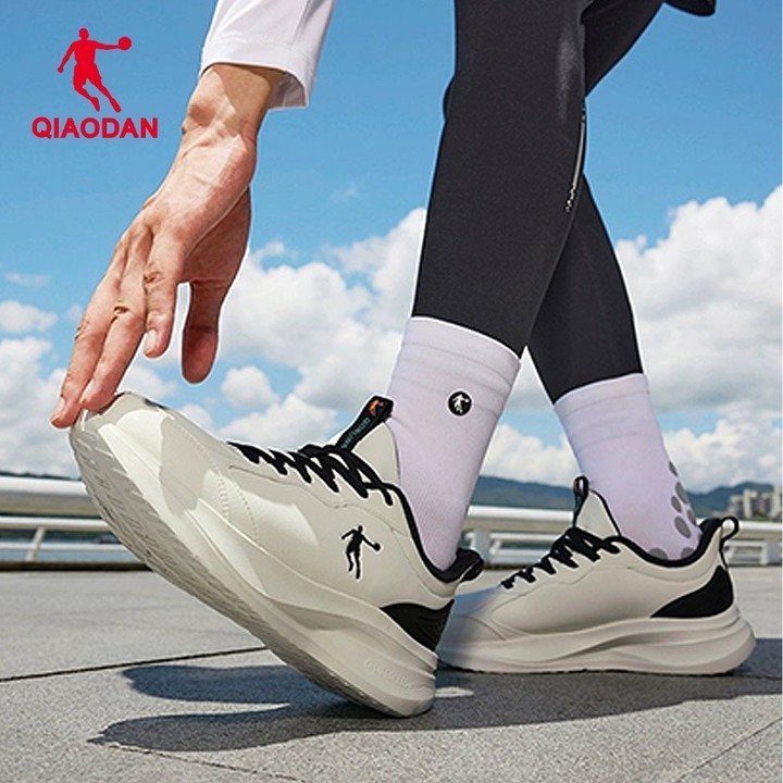 Qiaodan รองเท้าวิ่งผู้ชายฤดูหนาวหนังกันน้ํา Warm Cushioned น้ําหนักเบา QXG023254224บี — รองเท้ากีฬา แบรนด์ Qiaodan ของแท้ 100% เช็คราคาจาก Shopee Lazada thumbnail 9