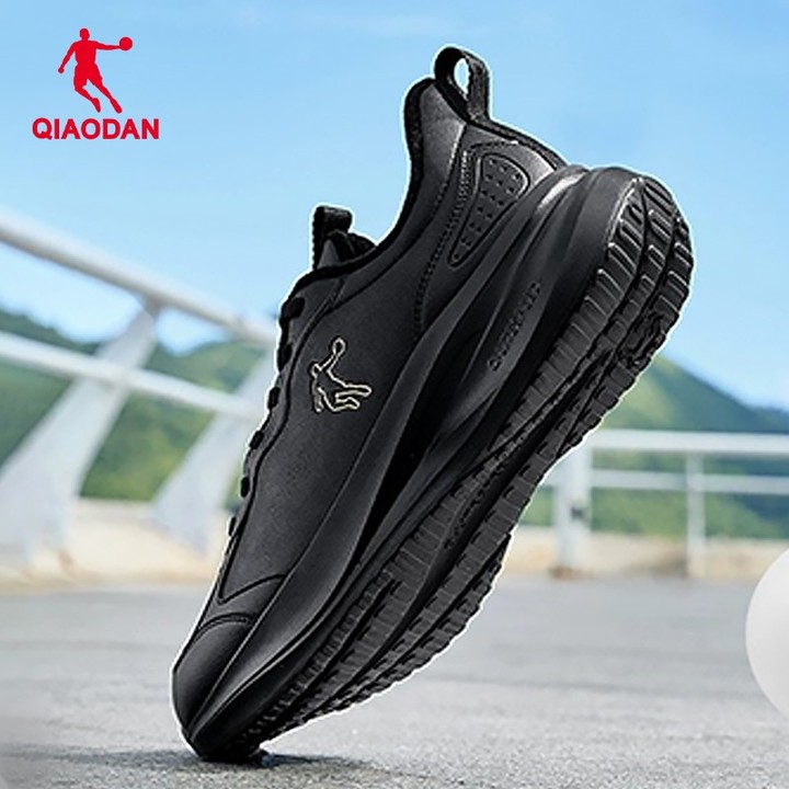 Qiaodan รองเท้าวิ่งผู้ชายฤดูหนาวหนังกันน้ํา Warm Cushioned น้ําหนักเบา QXG023254224บี — รองเท้ากีฬา แบรนด์ Qiaodan ของแท้ 100% เช็คราคาจาก Shopee Lazada - รูปที่ 1