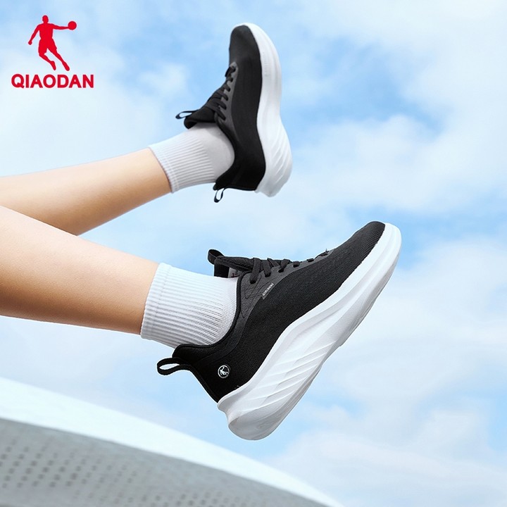 Qiaodan FLY Lite รองเท้าวิ่งสำหรับผู้หญิง ดีไซน์ตาข่ายระบายอากาศ สวมใส่สบายและอเนกประสงค์ — รองเท้ากีฬา แบรนด์ Qiaodan ของแท้ 100% เช็คราคาจาก Shopee Lazada thumbnail 3