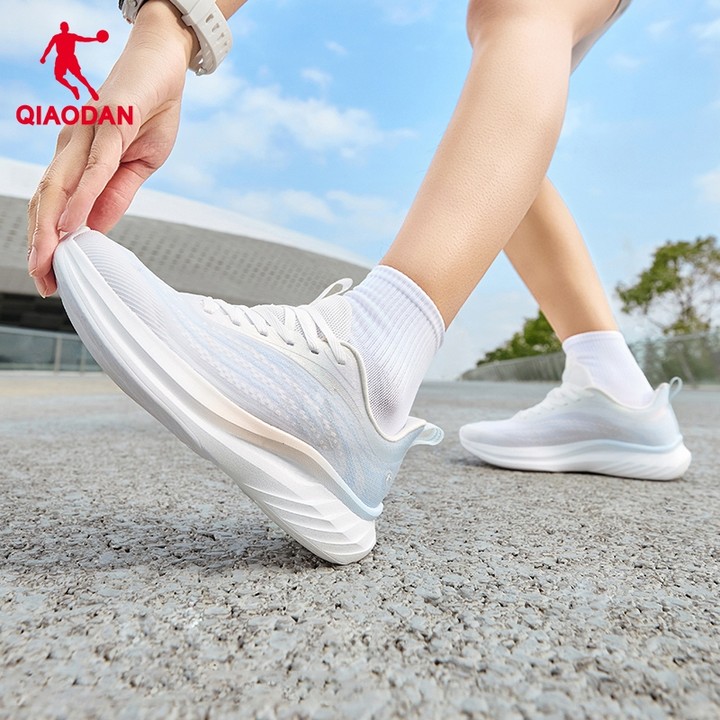 Qiaodan FLY Lite รองเท้าวิ่งสำหรับผู้หญิง ดีไซน์ตาข่ายระบายอากาศ สวมใส่สบายและอเนกประสงค์ — รองเท้ากีฬา แบรนด์ Qiaodan ของแท้ 100% เช็คราคาจาก Shopee Lazada - รูปที่ 1