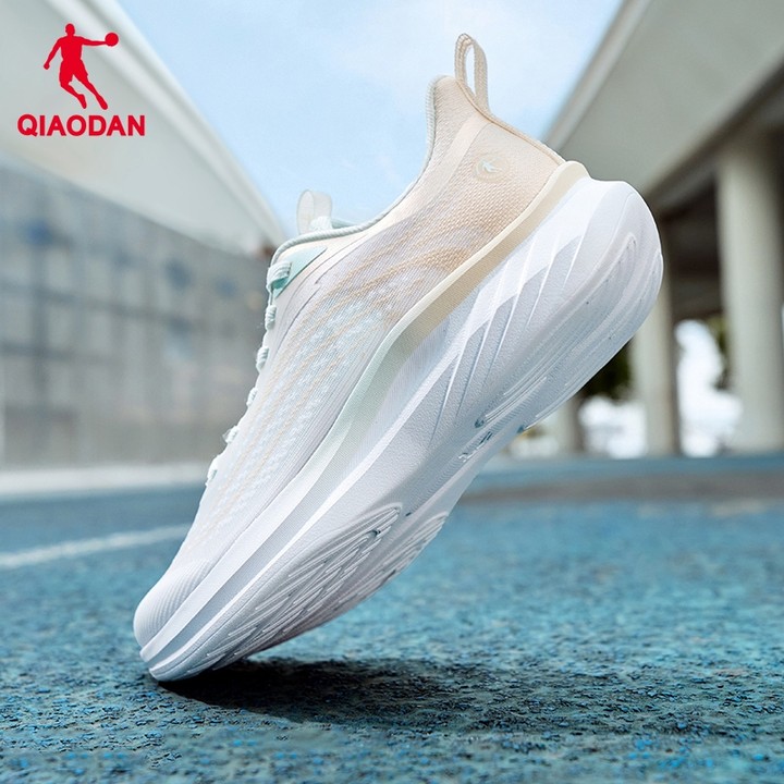 Qiaodan FLY Lite รองเท้าวิ่งสำหรับผู้หญิง ดีไซน์ตาข่ายระบายอากาศ สวมใส่สบายและอเนกประสงค์ — รองเท้ากีฬา แบรนด์ Qiaodan ของแท้ 100% เช็คราคาจาก Shopee Lazada thumbnail 5