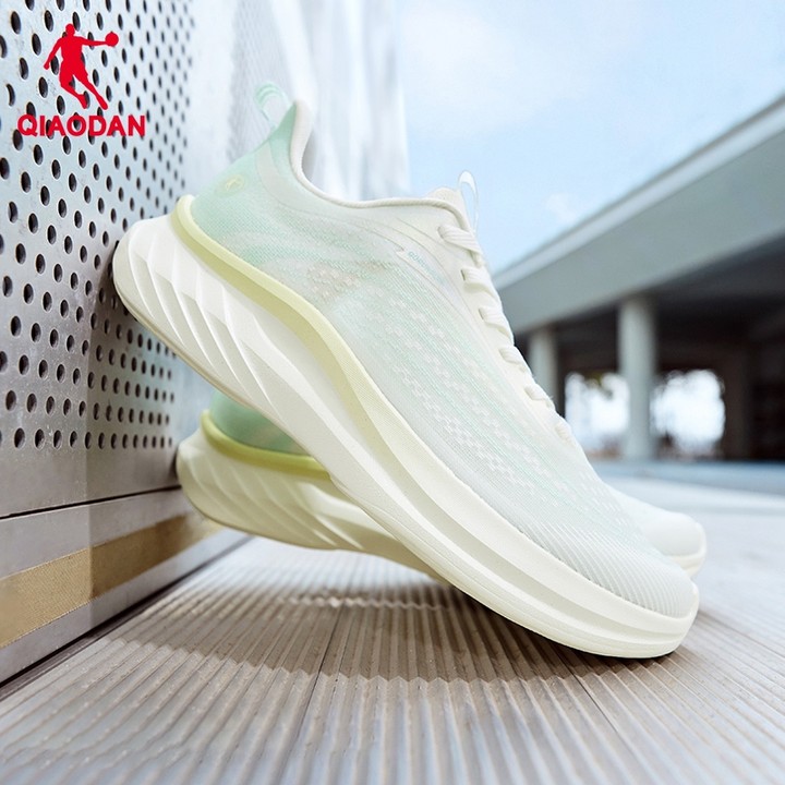 Qiaodan FLY Lite รองเท้าวิ่งสำหรับผู้หญิง ดีไซน์ตาข่ายระบายอากาศ สวมใส่สบายและอเนกประสงค์ — รองเท้ากีฬา แบรนด์ Qiaodan ของแท้ 100% เช็คราคาจาก Shopee Lazada thumbnail 7