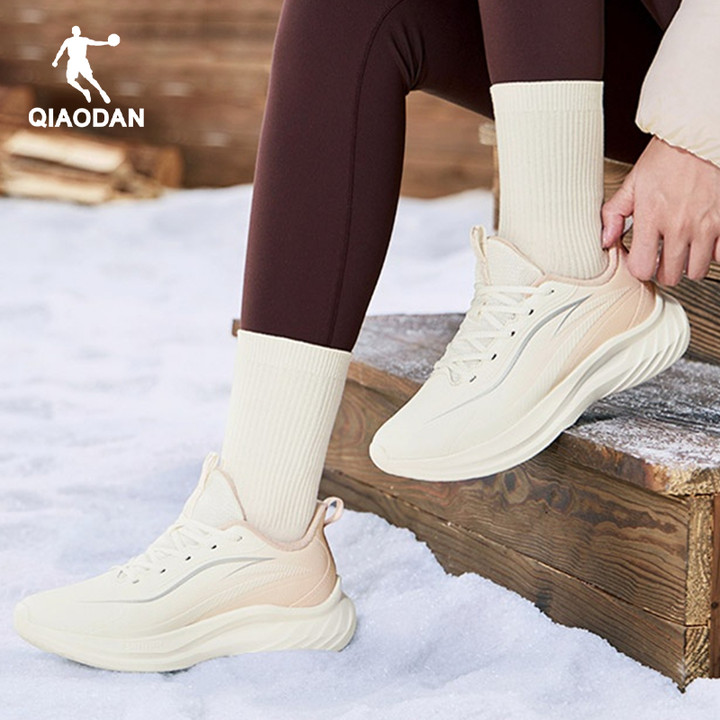 Qiaodan Rain Joy‌ รองเท้าวิ่งสําหรับผู้หญิงหนารองเท้าผ้าใบกีฬาหนังกลางแจ้ง QXG022254233บี — รองเท้ากีฬา แบรนด์ Qiaodan ของแท้ 100% เช็คราคาจาก Shopee Lazada thumbnail 5