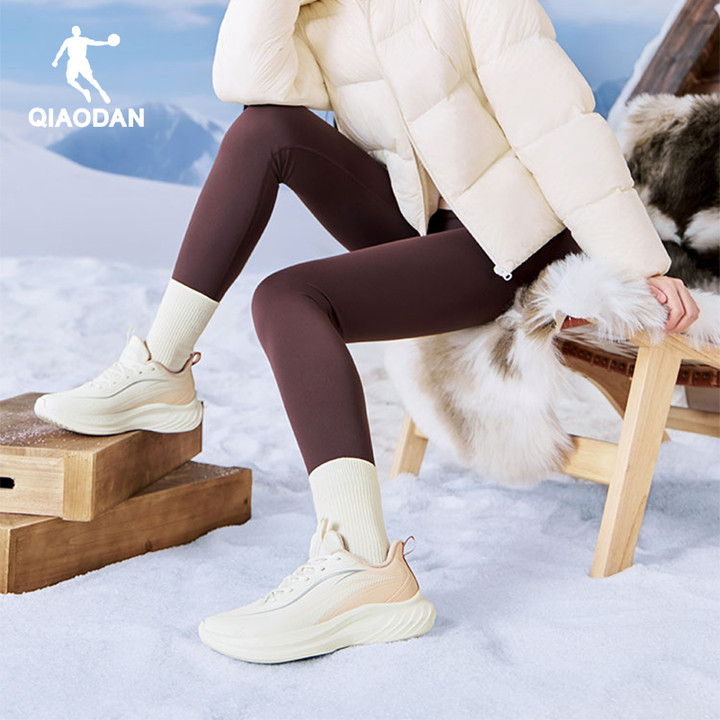 Qiaodan Rain Joy‌ รองเท้าวิ่งสําหรับผู้หญิงหนารองเท้าผ้าใบกีฬาหนังกลางแจ้ง QXG022254233บี — รองเท้ากีฬา แบรนด์ Qiaodan ของแท้ 100% เช็คราคาจาก Shopee Lazada thumbnail 6