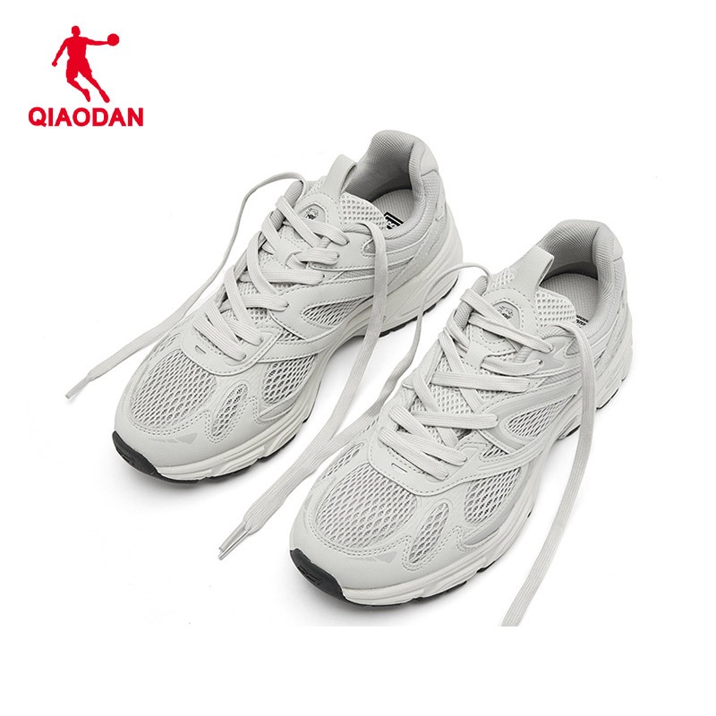 Qiaodan รองเท้าผ้าใบผู้หญิงรองเท้าพ่อตาข่ายระบายอากาศ Retro Running Silver Casual รองเท้า QDL042252410 — รองเท้ากีฬา แบรนด์ Qiaodan ของแท้ 100% เช็คราคาจาก Shopee Lazada thumbnail 4