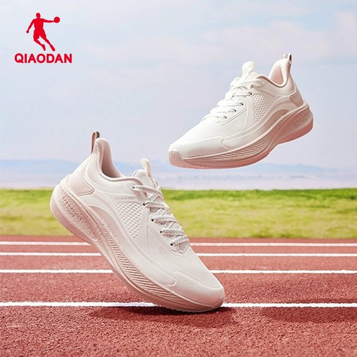 Qiaodan รองเท้าวิ่งผู้หญิงสบาย Retro Cushioned รองเท้าผ้าใบ Sprint กันน้ํา QXB022244236ร — รองเท้ากีฬา แบรนด์ Qiaodan ของแท้ 100% เช็คราคาจาก Shopee Lazada thumbnail 2