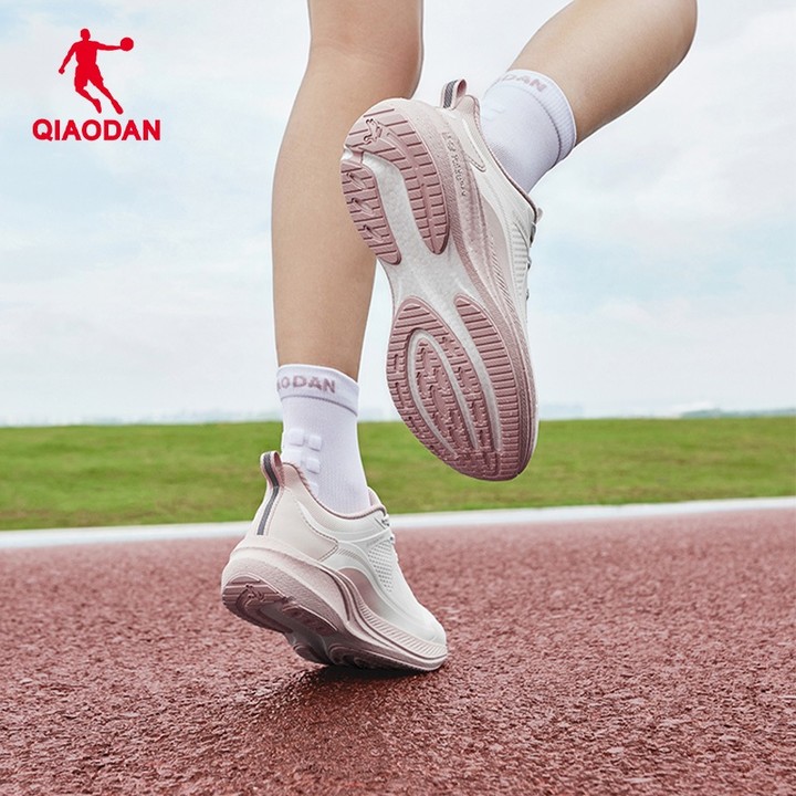 Qiaodan รองเท้าวิ่งผู้หญิงสบาย Retro Cushioned รองเท้าผ้าใบ Sprint กันน้ํา QXB022244236ร — รองเท้ากีฬา แบรนด์ Qiaodan ของแท้ 100% เช็คราคาจาก Shopee Lazada thumbnail 6