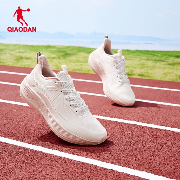 Qiaodan รองเท้าวิ่งผู้หญิงสบาย Retro Cushioned รองเท้าผ้าใบ Sprint กันน้ํา QXB022244236ร — รองเท้ากีฬา แบรนด์ Qiaodan ของแท้ 100% เช็คราคาจาก Shopee Lazada - รูปที่ 1