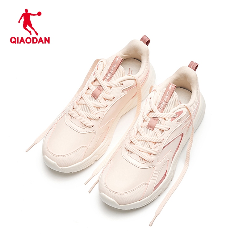 รองเท้าวิ่ง Qiaodan สีแดงสำหรับผู้หญิง ออกแบบเพื่อกันน้ําและกระแทก มีน้ําหนักเบา สวมใส่สบาย — รองเท้ากีฬา แบรนด์ Qiaodan ของแท้ 100% เช็คราคาจาก Shopee Lazada thumbnail 2