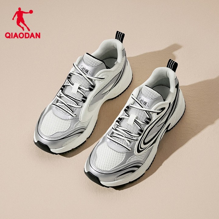 รีวิวเจาะลึก Qiaodan KY SE3.0: รองเท้าผ้าใบ Retro Running สุดนุ่ม ราคา ฿1840 คุ้มไหมปี 2025?