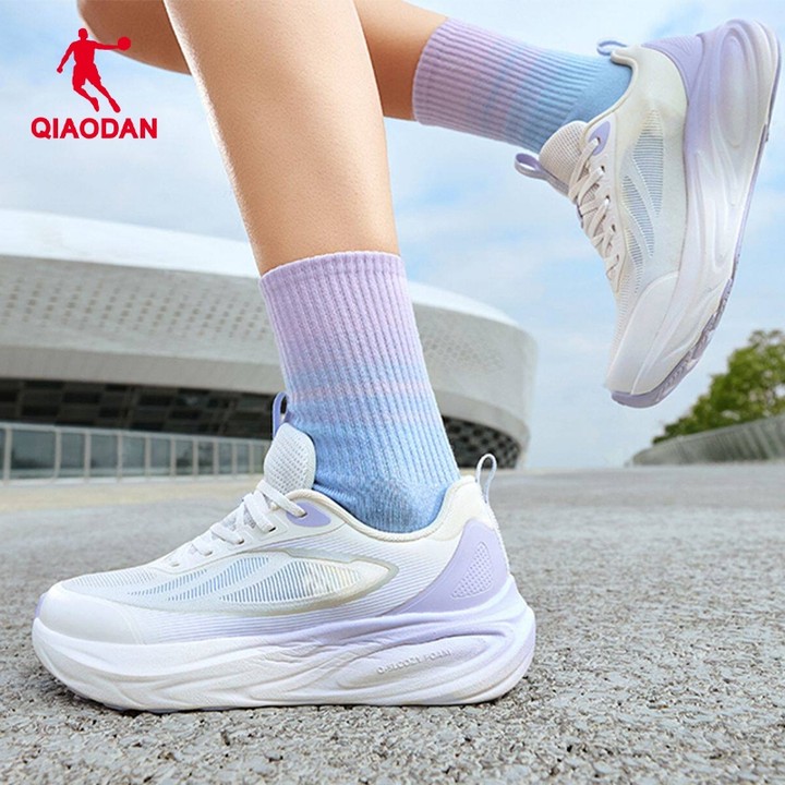รองเท้าผ้าใบ Qiaodan สำหรับผู้หญิง ตาข่ายระบายอากาศ มีเบาะรองเท้าเพื่อการวิ่งและฟิตเนส — รองเท้ากีฬา แบรนด์ Qiaodan ของแท้ 100% เช็คราคาจาก Shopee Lazada thumbnail 6