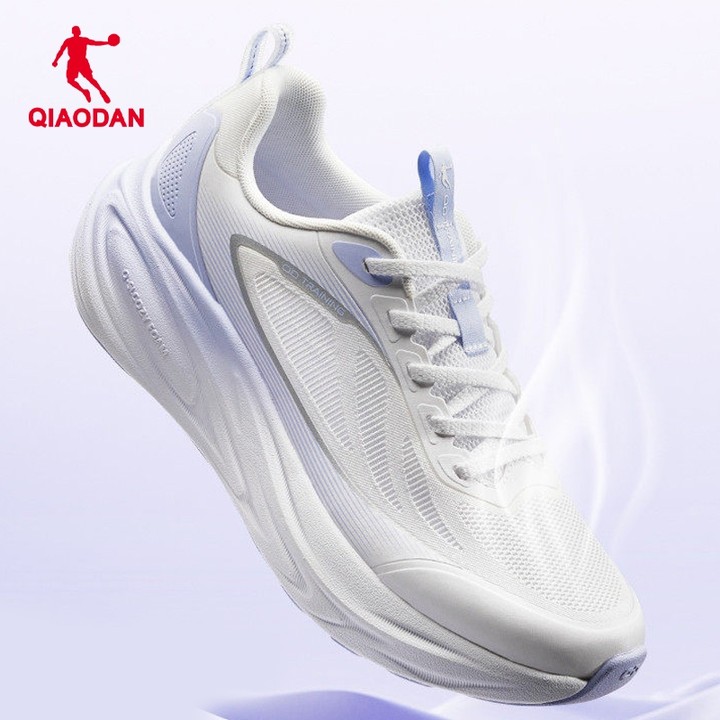 รองเท้าผ้าใบ Qiaodan สำหรับผู้หญิง ตาข่ายระบายอากาศ มีเบาะรองเท้าเพื่อการวิ่งและฟิตเนส — รองเท้ากีฬา แบรนด์ Qiaodan ของแท้ 100% เช็คราคาจาก Shopee Lazada - รูปที่ 1
