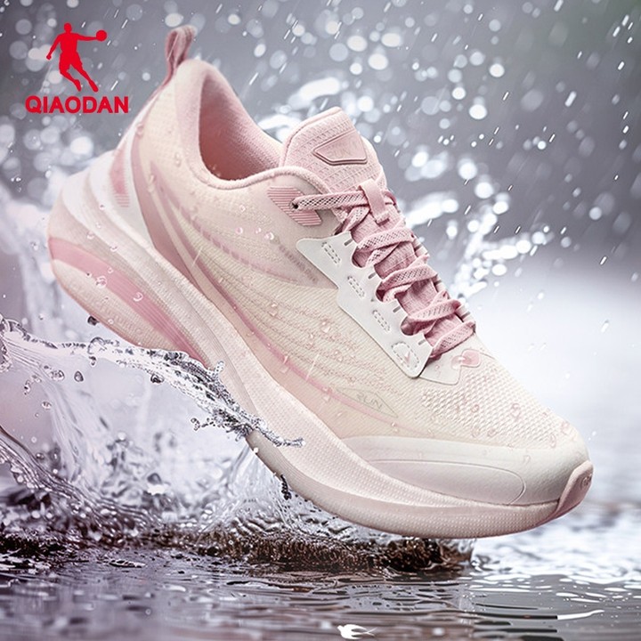 Qiaodan Rain Swift 4.0 รองเท้าวิ่งกีฬาผู้หญิงกันน้ําน้ําหนักเบา Shock-Absorbing QXB022244003 — รองเท้ากีฬา แบรนด์ Qiaodan ของแท้ 100% เช็คราคาจาก Shopee Lazada thumbnail 3