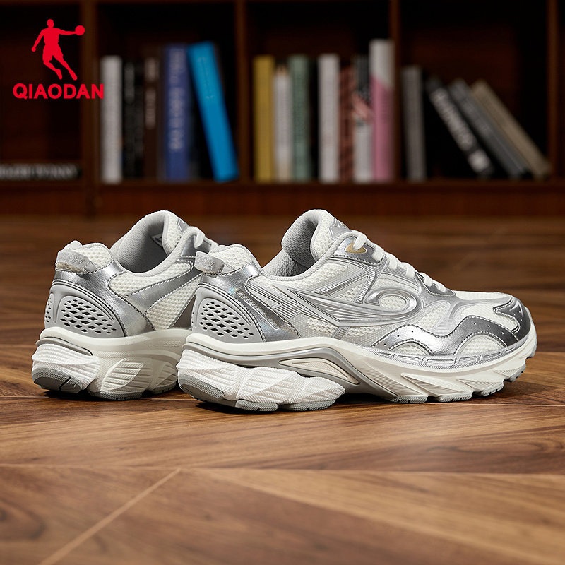 รองเท้าวิ่ง Qiaodan YH สำหรับผู้ชาย สไตล์เรโทร อเนกประสงค์ พื้นนุ่ม สีเทา QXL043253401 — รองเท้ากีฬา แบรนด์ Qiaodan ของแท้ 100% เช็คราคาจาก Shopee Lazada thumbnail 3