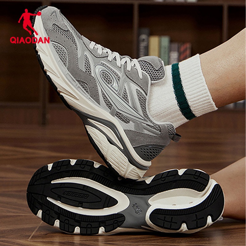 รองเท้าวิ่ง Qiaodan YH สำหรับผู้ชาย สไตล์เรโทร อเนกประสงค์ พื้นนุ่ม สีเทา QXL043253401 — รองเท้ากีฬา แบรนด์ Qiaodan ของแท้ 100% เช็คราคาจาก Shopee Lazada thumbnail 9
