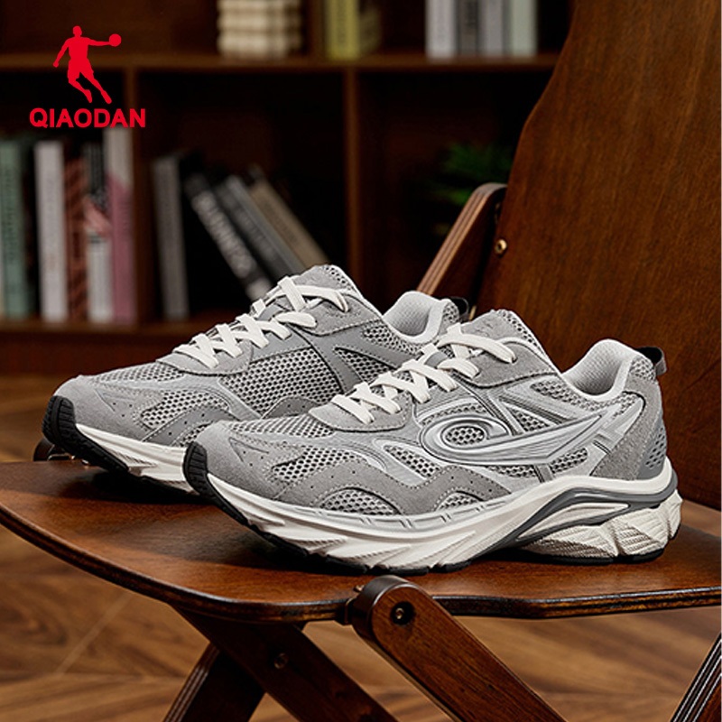 รองเท้าวิ่ง Qiaodan YH สำหรับผู้ชาย สไตล์เรโทร อเนกประสงค์ พื้นนุ่ม สีเทา QXL043253401 — รองเท้ากีฬา แบรนด์ Qiaodan ของแท้ 100% เช็คราคาจาก Shopee Lazada thumbnail 7