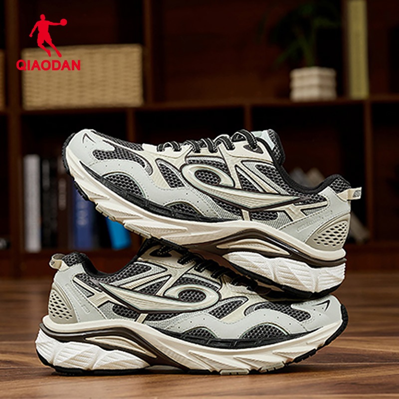 รองเท้าวิ่ง Qiaodan YH สำหรับผู้ชาย สไตล์เรโทร อเนกประสงค์ พื้นนุ่ม สีเทา QXL043253401 — รองเท้ากีฬา แบรนด์ Qiaodan ของแท้ 100% เช็คราคาจาก Shopee Lazada thumbnail 8