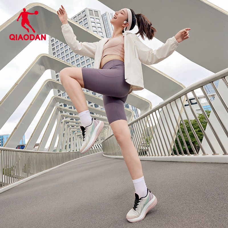 Qiaodan รองเท้าวิ่งผู้หญิง น้ำหนักเบาทึกระบายอากาศดี QDB022251240 — รองเท้ากีฬา แบรนด์ Qiaodan ของแท้ 100% เช็คราคาจาก Shopee Lazada thumbnail 4