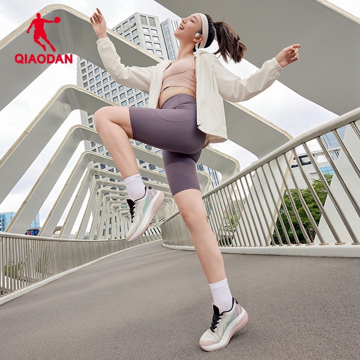 Qiaodan รองเท้าวิ่งผู้หญิง น้ำหนักเบาทึกระบายอากาศดี QDB022251240 — รองเท้ากีฬา แบรนด์ Qiaodan ของแท้ 100% เช็คราคาจาก Shopee Lazada thumbnail 4