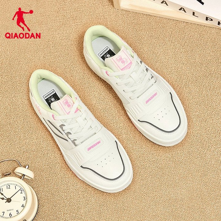 Qiaodan ใหม่ Breathable ตาข่ายผู้หญิงs Casual รองเท้าสเก็ตน้ําหนักเบาอเนกประสงค์รองเท้าผ้าใบนักเรียน QXL052252520ร — รองเท้ากีฬา แบรนด์ Qiaodan ของแท้ 100% เช็คราคาจาก Shopee Lazada - รูปที่ 1