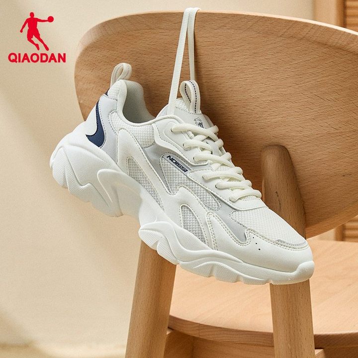 Qiaodan รองเท้าหนังกันน้ําสีขาวสำหรับผู้ชาย เหมาะสำหรับการสวมใส่ในกิจกรรมกีฬาและการใช้งานทั่วๆ ไป XM45230321 — รองเท้ากีฬา แบรนด์ Qiaodan ของแท้ 100% เช็คราคาจาก Shopee Lazada thumbnail 2